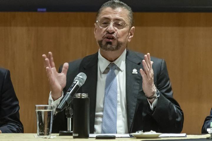 El presidente de Costa Rica denuncia un "intento de golpe de Estado judicial" para investigarlo por corrupción