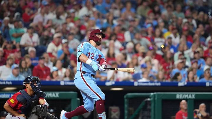 Kyle Schwarber hits 4 HRs, has Phillies