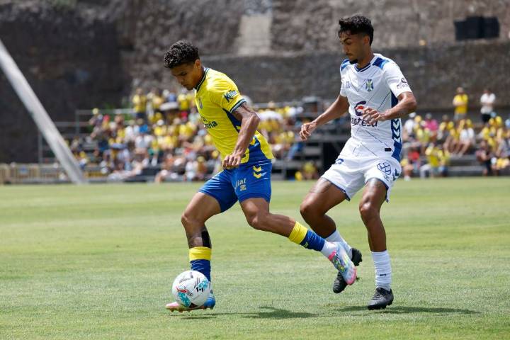 UD Las Palmas supera al CD Tenerife con tres goles a balón parado