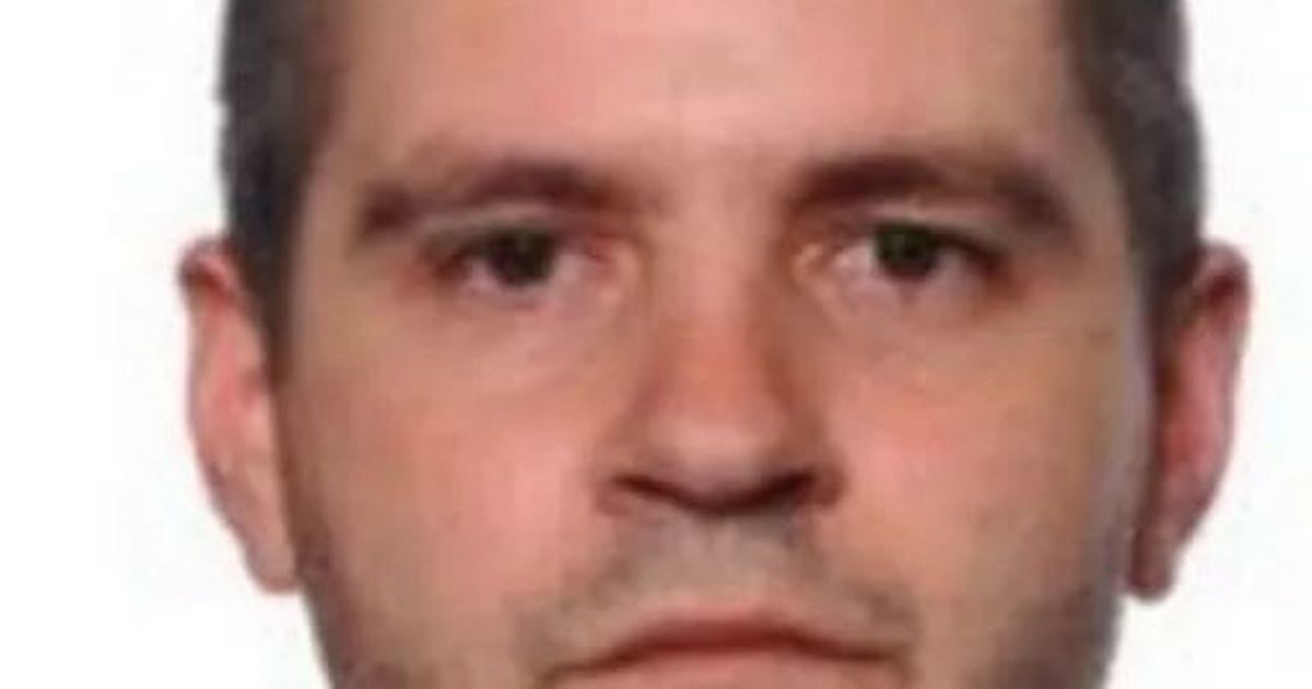 'Do not approach' warning issued for suspect with knife after man hurt