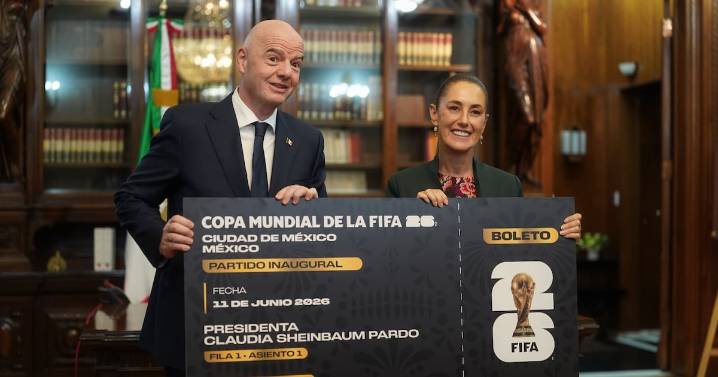 ¡Ya pítale, profe! Infantino entrega a Sheinbaum boleto al partido inaugural del Mundial 2026