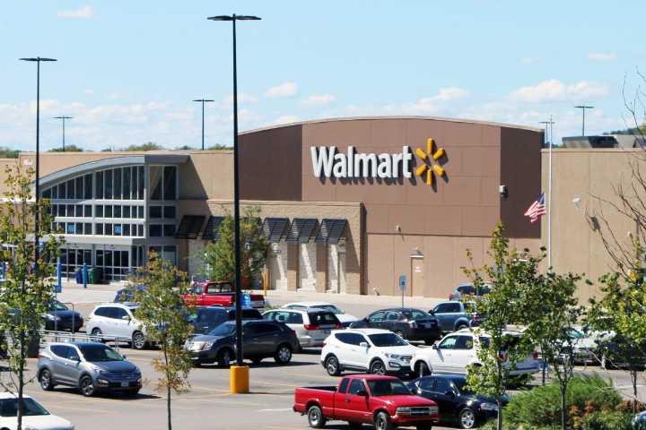 Accidente en Walmart Riverdale deja peatón herido