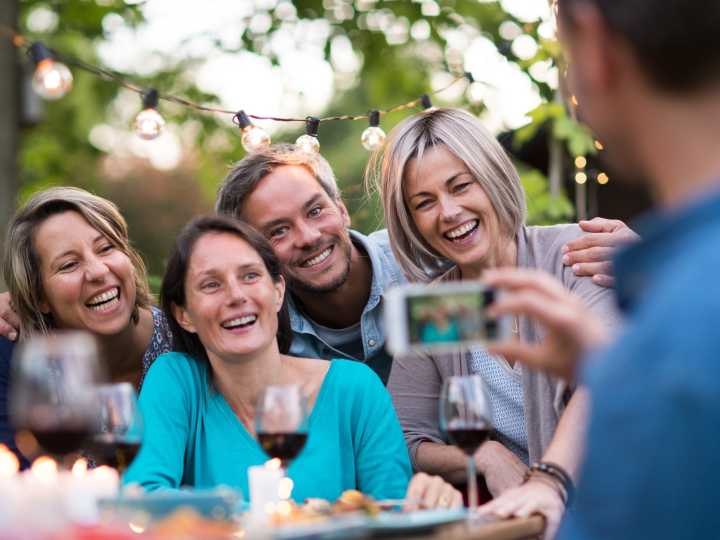 De los baby boomers a los millennials: cinco cosas que diferencian al adulto de antes con el de ahora según el Indec
