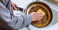 Adiós para siempre a la grasa de ollas y asaderas: la mezcla casera sin bicarbonato ni vinagre para dejarlas como nuevas en pocos minutos