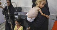 Médicos en Gaza afirman que costillas salientes y extremidades huesudas evidencian desnutrición