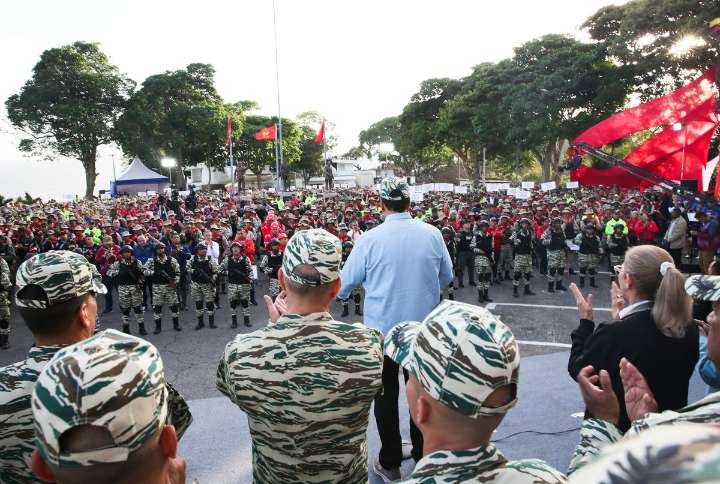 Ante la escalada de amenazas de Washington, Maduro pide a civiles alistarse