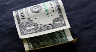 Dólar estable ante el peso en ventanillas este jueves; así cotizó hoy