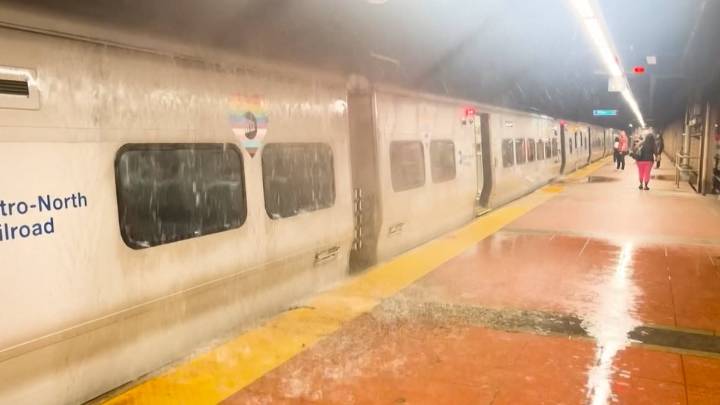 Alcantarillas que escupen agua y goteras gigantes en el metro de Nueva York: las imágenes de las lluvias en EE UU