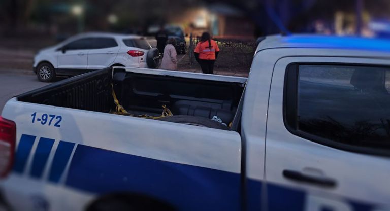 Dos horas atrapada en su propia cochera por un auto mal estacionado en el centro de Merlo