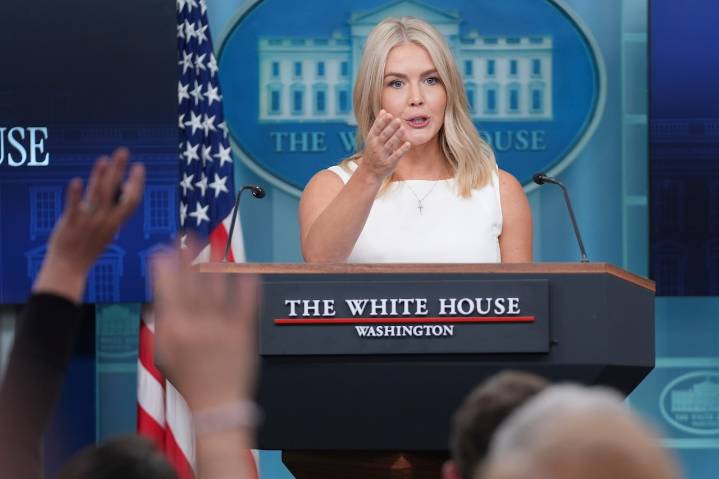 Trump press secretary faces reporter frenzy about Russia