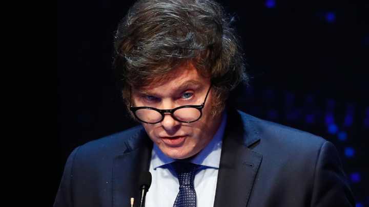 Confianza en Gobierno de Milei cayó 13,6% en un mes hasta su nivel más bajo