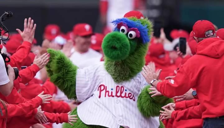 ¿Cómo se mantienen frescas las mascotas como el Phillie Phanatic en el calor? Vodka y agua