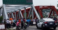Bloqueo en Puente de Fierro por crisis de agua en El Barrio de la Soledad en Tehuantepec