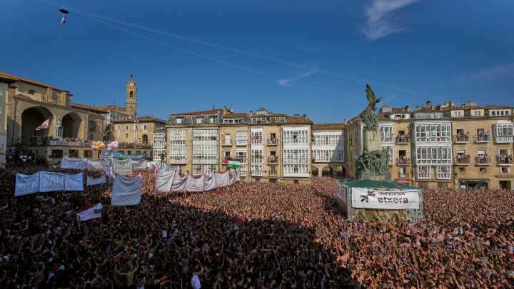 "Metros y metros" de pancartas a favor de los presos de ETA en las fiestas de Vitoria