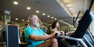 Personas de mediana edad en riesgo de latidos cardíacos irregulares, especialmente si no hacen ejercicio