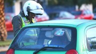Multas superan los 100 mil pesos: Estos son los autos que no pueden circular este viernes en 34 comunas