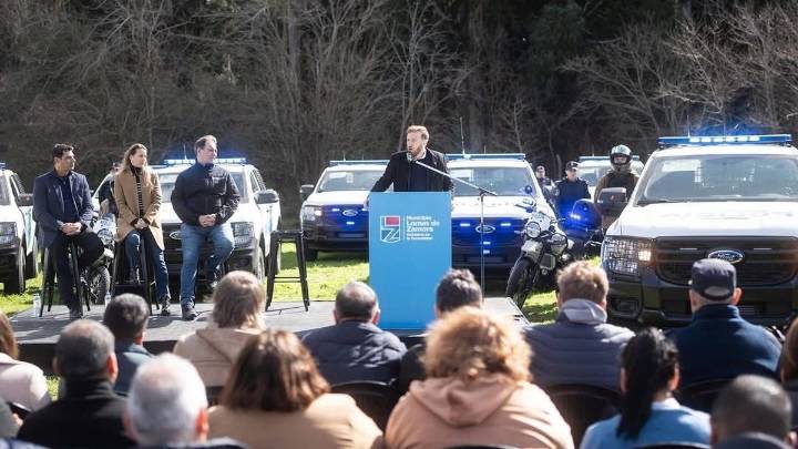 Lomas de Zamora: Otermín presentó nuevos patrulleros y motos para la Policía