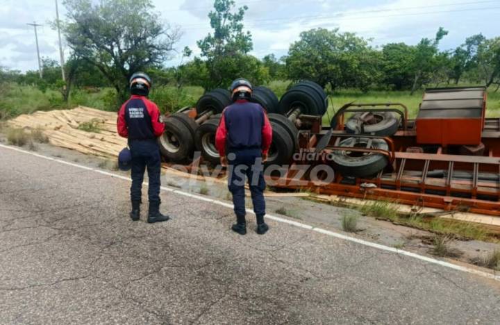 Gandola cargada con listones de madera se volcó en la carretera nacional Pariaguán