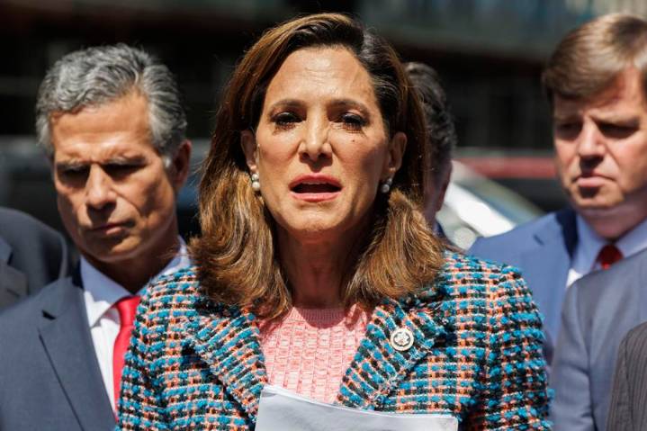 Congresista republicana califica de "infamia" la condena a Uribe y culpa a Petro del fallo