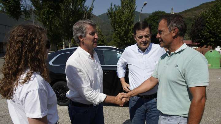 Feijóo exige en León la movilización del Ejército para los incendios pero sin declarar el nivel 3: “Queda lo peor"