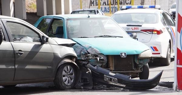 Fuerte choque entre dos autos dejó a una bebé hospitalizada