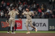 Padres recortan distancia y aprietan la pelea en el oeste