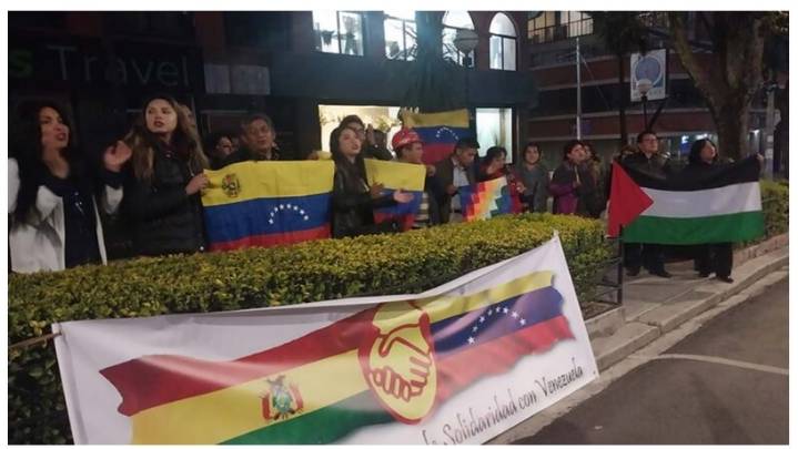 Bolivianos protestan ante embajada de EE.UU. en solidaridad con Venezuela