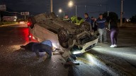 Ebrio a exceso de velocidad pierde el control del volante y vuelca al sur de Saltillo