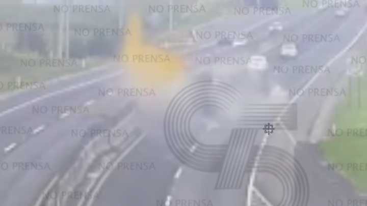 Vuelca Pipa Cargada con Combustible y Explota sobre Carretera de Tlaxcala