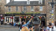 Cenar tarde, tocar narices y llamar inglés a un escocés: errores imperdonables en Edimburgo