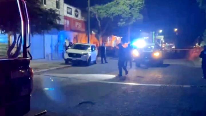 Hombre es atacado a balazos en Tehuacán mientras conducía su camioneta; habría salido hace poco del penal