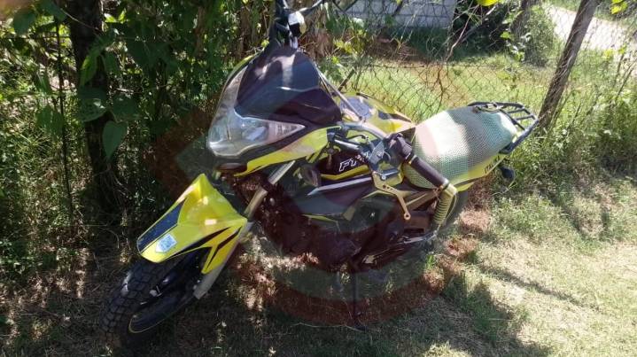 Choque de motocicleta y camioneta dejó dos heridos