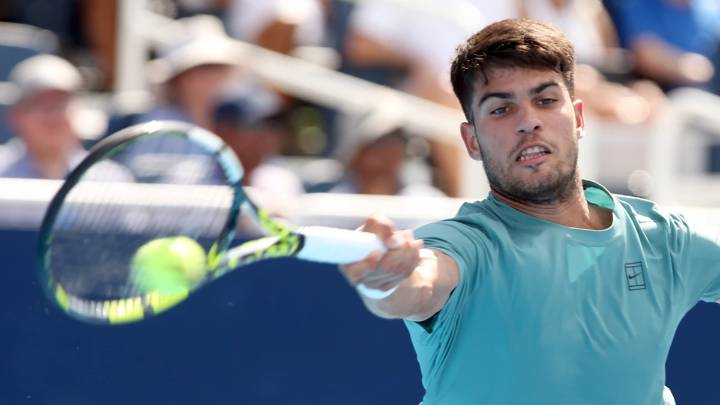 Alcaraz sufre ante Dzumhur pero avanza en Cincinnati