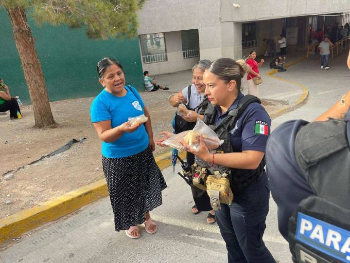 Reparten alimentos a ciudadanos en vigilia por familiares hospitalizados