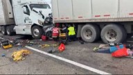 Auto queda prensado entre dos trailers, en Jiménez