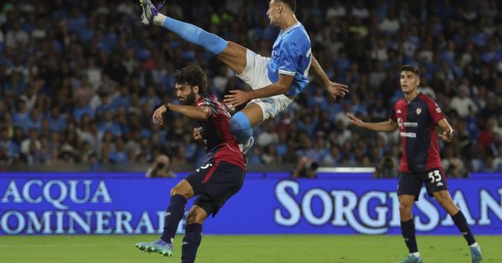 Napoli, campeón de la Serie A, produce más drama contra Cagliari pero se impone 1