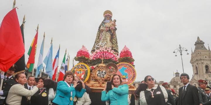 “Que Santa Rosa la ilumine en sus decisiones”: el pedido para Dina Boluarte al cargar el anda de la santa limeña