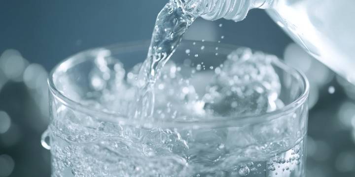 La hidratación afecta los niveles de cortisol: descubren que tomar poca agua aumenta el estrés