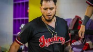 Víctor Ruíz sufre accidente en el dugout durante la final entre Indios y Dorados