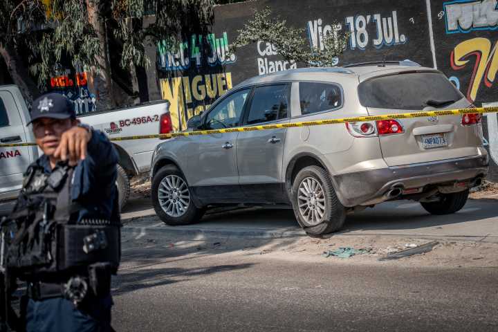Encuentran camioneta desde donde arrojaron tres cuerpos a la Vía Rápida