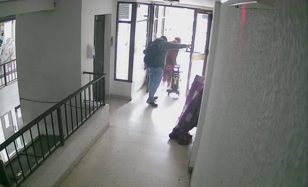 Sorpresivo robo en 9 y 49: entraron como si nada y se llevaron el televisor de un departamento