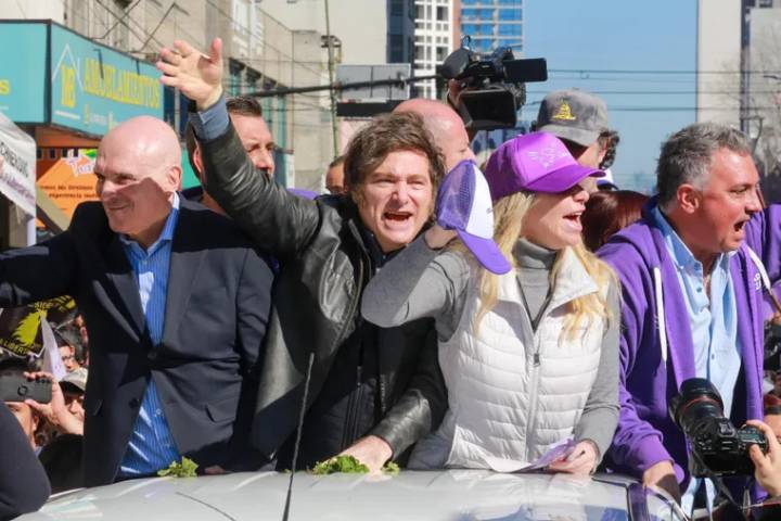 Video: Javier Milei respondió y provocó a los vecinos de Lomas de Zamora en la caravana