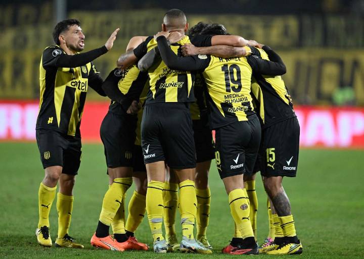 Qué pasó con los jugadores de Peñarol en un avión de Aerolíneas Argentinas