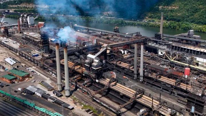 Explosión en una siderúrgica de Estados Unidos: un muerto y decenas de heridos