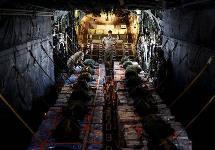 ¿Se lanza comida en mal estado y con carne de cerdo sobre Gaza?