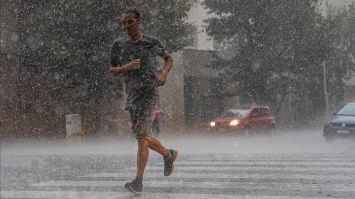 Hay alerta naranja por lluvias y tormentas en Buenos Aires y 9 provincias para este martes