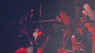 La imagen más brutal de los incidentes en el duelo de la U con Independiente: Una persona cayó al vacío El partido fue suspendido.