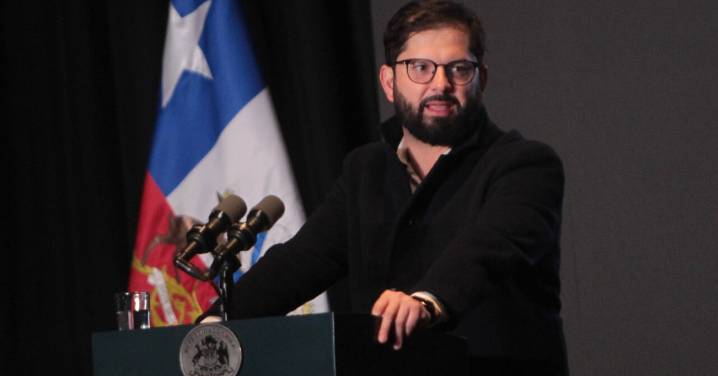 Boric muestra su examen de drogas y apunta a las fake news de la oposición: “La desinformación es un peligro”