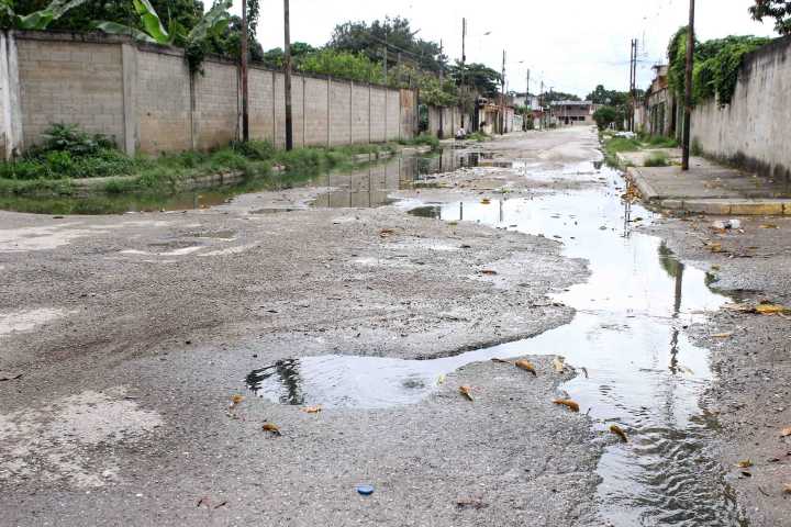 Vecinos de Andrés Eloy Blanco agobiados por las aguas servidas