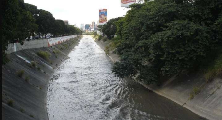 Rescatan a un ciudadano en el río Guaire que cayó desde 15 metros